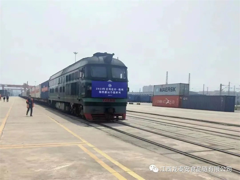 好消息！全省首列！390噸巴西果汁運抵贛州國際陸港，入庫龍?zhí)┌玻? class=